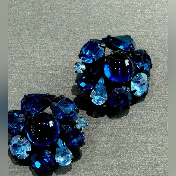 Regency Jewelry - Regency Vintage Blue Rhinestone Japanned Clip Earrings.